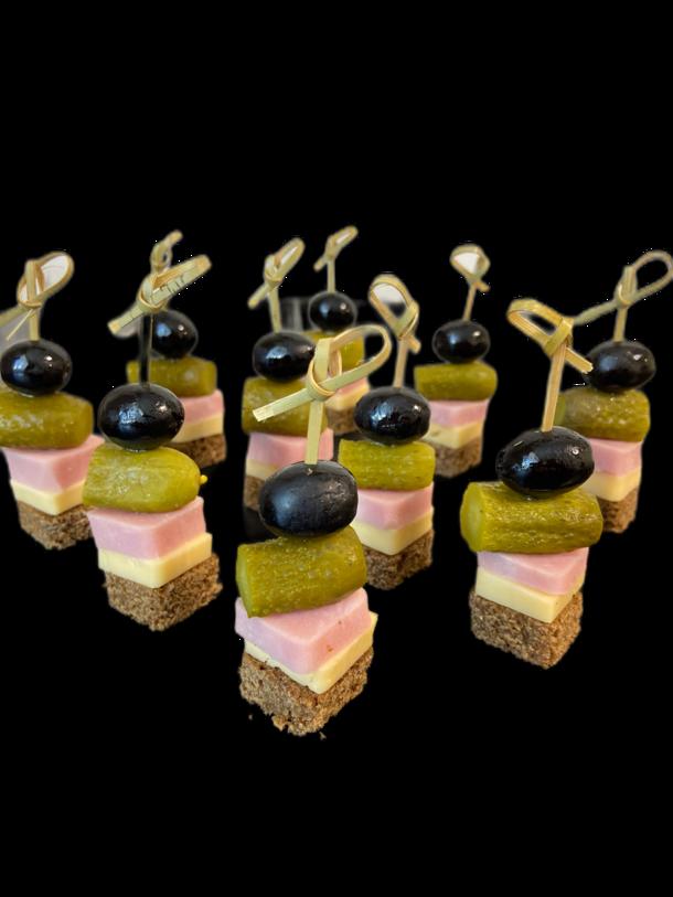 С ветчиной, сыром, маслиной и корнишоном