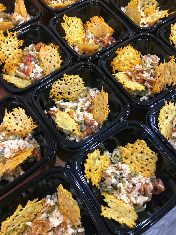 С курицей, опятами, корнишонами с чипсами из пармезана