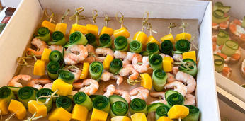 Аппетитный женский сет с шашлычками на 8-10 персон